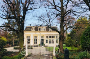 Tiny house in tuin van de statige villa Mariahof